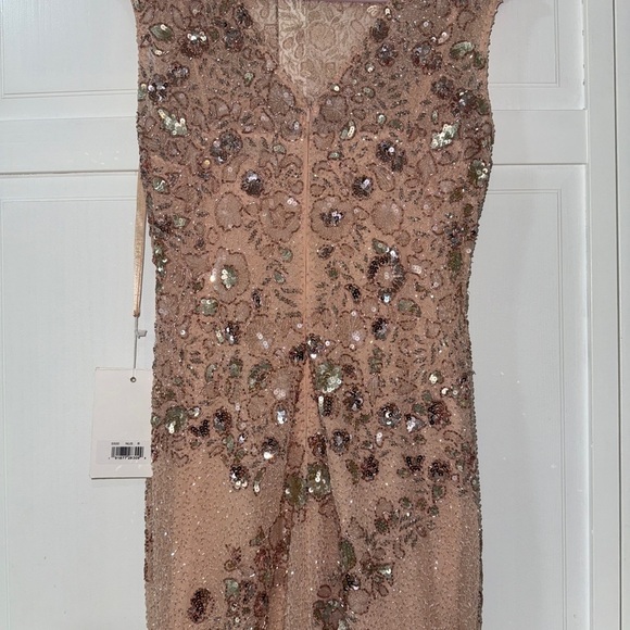 Mac Duggal Nude Silver Bateau Neck Cap Sleeve Floral Beaded Trumpet Gown Size 8 - Picture 12 of 17